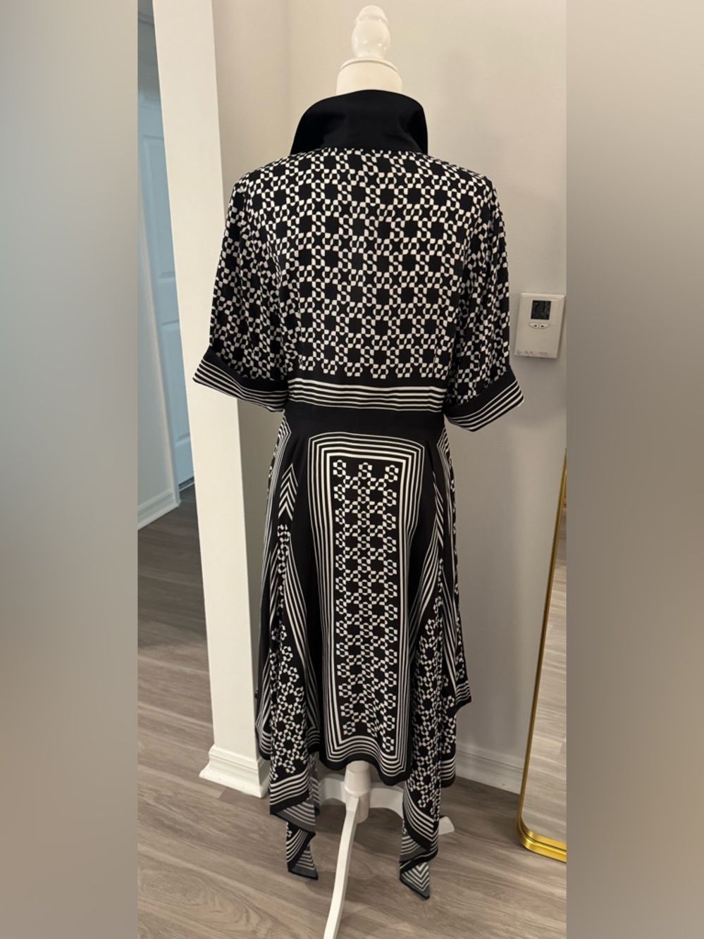 SIMKHAI
Abrielle printed TENCEL™ and silk-blend maxi shirt dress size L- NWT - Picture 10 of 13